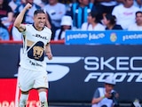 Uriel Antuna festejando su gol ante el Pachuca.