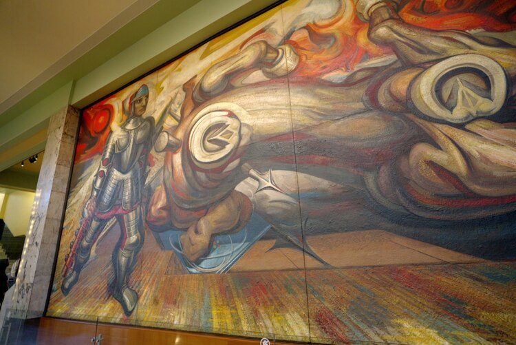 El mural “Apoteosis de Cuauhtémoc”, de David Alfaro Siqueiros, en el Museo del Palacio de Bellas Artes.