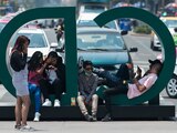 Jóvenes reposan sobre las letras de la marca CDMX, en el Centro Histórico capitalino, la tarde de ayer.
