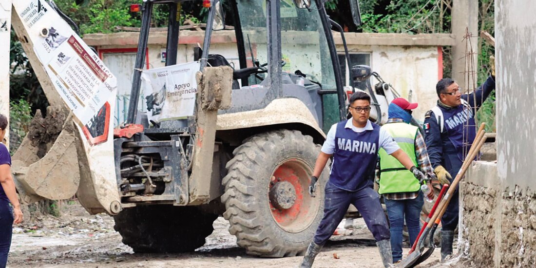 Personal de la Semar continuó ayer con labores de limpieza en Veracruz.