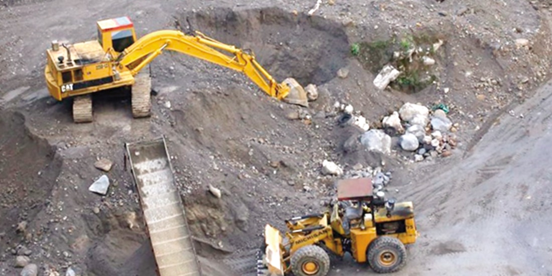 Maquinaria pesada en una mina en Cuernavaca, durante octubre.