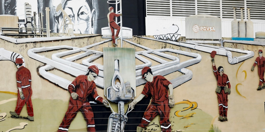 Un mural representa a trabajadores de la petrolera estatal venezolana PDVSA en Caracas, Venezuela.