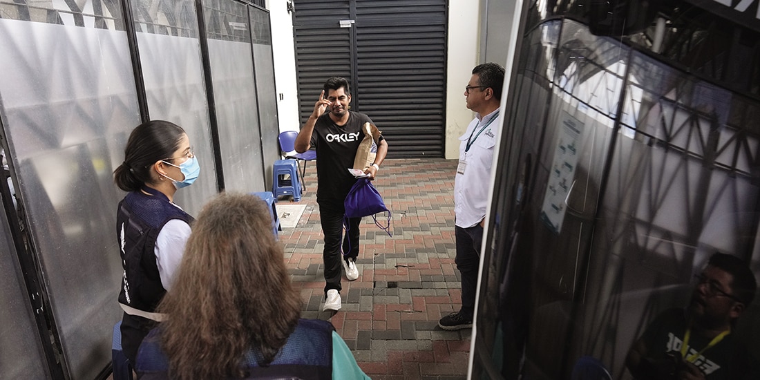 Un mexicano saluda antes de subir a un autobús en Guatemala, ayer.