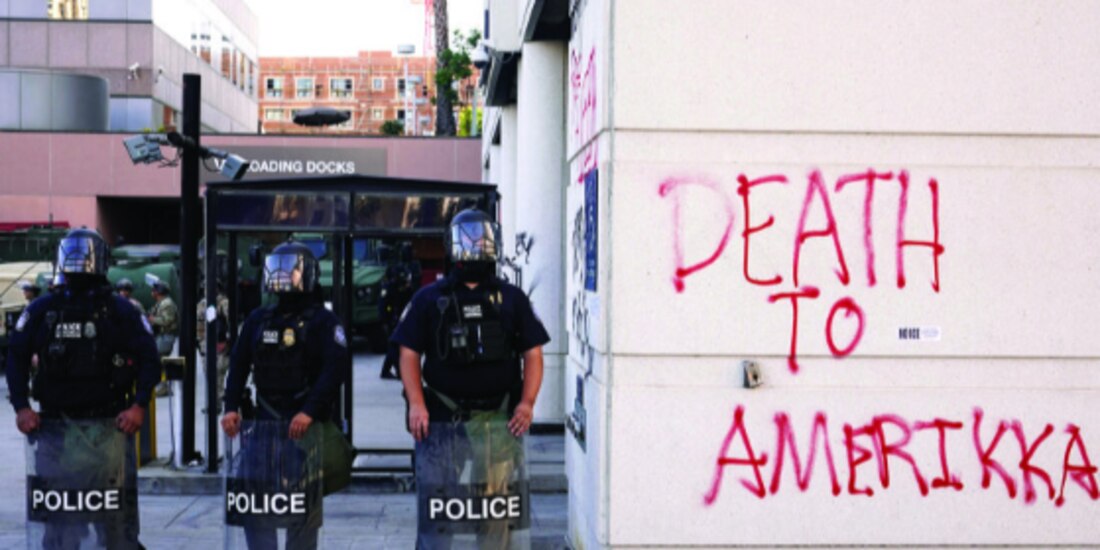 Policías vigilan un edificio federal en LA, ayer, en medio de las protestas.