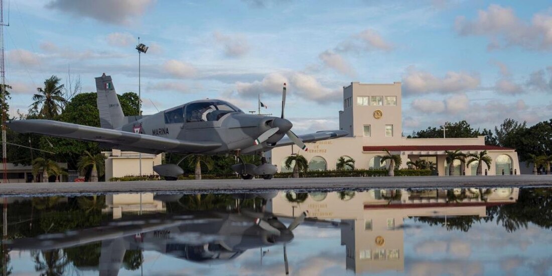 El avión que se desplomó se trata de un Zlin, perteneciente a la Escuela de Aviación Naval.