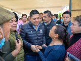El Gobernador de San Luis Potosí con habitantes de la zona.