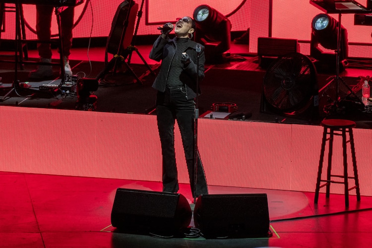 El cantante estuvo acompañado por músicos y una corista.