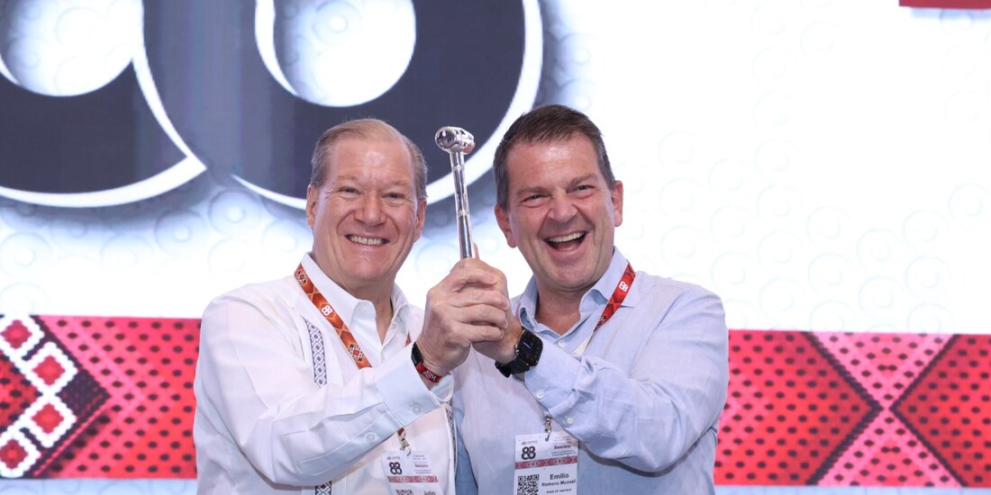 Julio Carranza (izq.) y Emilio Romano, ayer, en la entrega del mazo de mando.