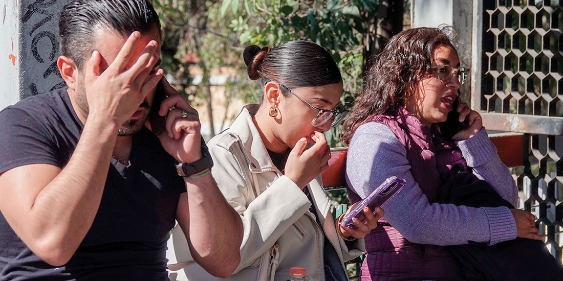 Un grupo de personas interactúa con su celular, el pasado 12 de enero.
