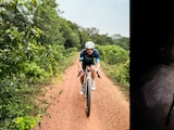 Valtteri Bottas fue de Malasia a Singapur en bicicleta.