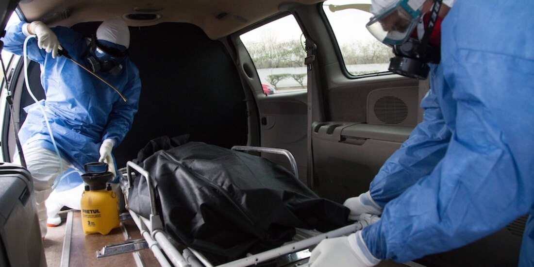 Empleados de una funeraria capitalina, en un simulacro para tratar muertos por Covid-19, en abril pasado.