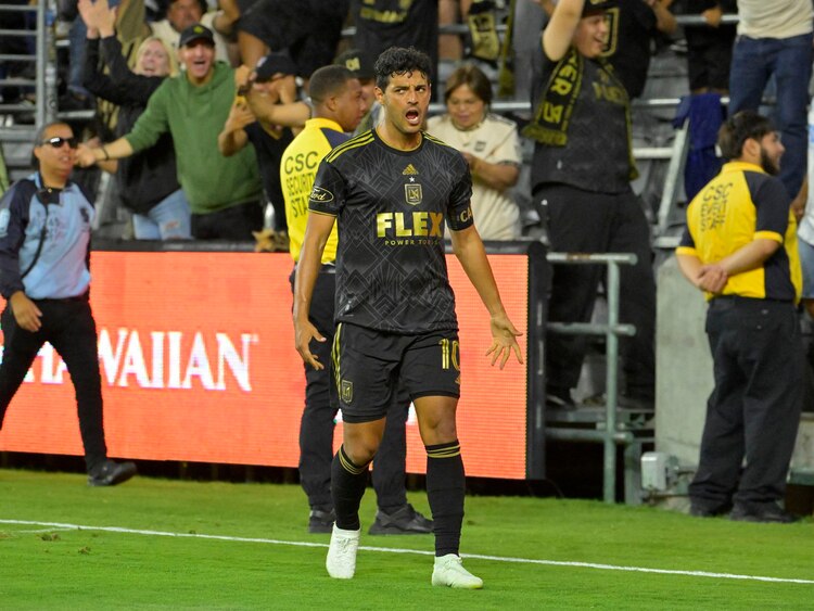 Carlos Vela festeja un gol con el LAFC en la MLS.