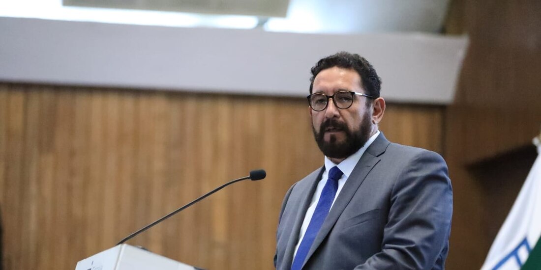 Ulises Lara, durante la presentación de su informe de labores, ayer.