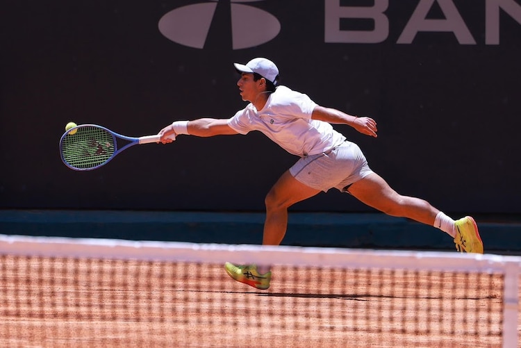 El juvenil tenista mexicano Rafa de Alba durante uno de sus partidos.