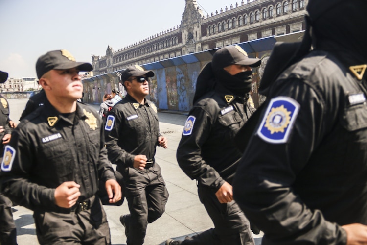 Resguardan Palacio Nacional y la Catedral por la marcha del 8M