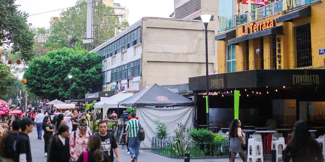 Terrazas y bares de Génova, alcaldía Cuauhtémoc, ayer, con música alta.