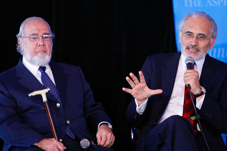 A la izquierda, el expresidente de Ecuador, Gustavo Noboa.