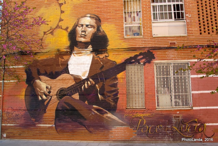 Un mural urbano en honor al cantautor Paco de Lucía.