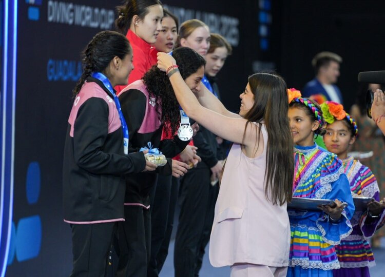 Alejandra Orozco le pone su medalla a
Gaby Agúndez y Ale Estudillo, ayer.