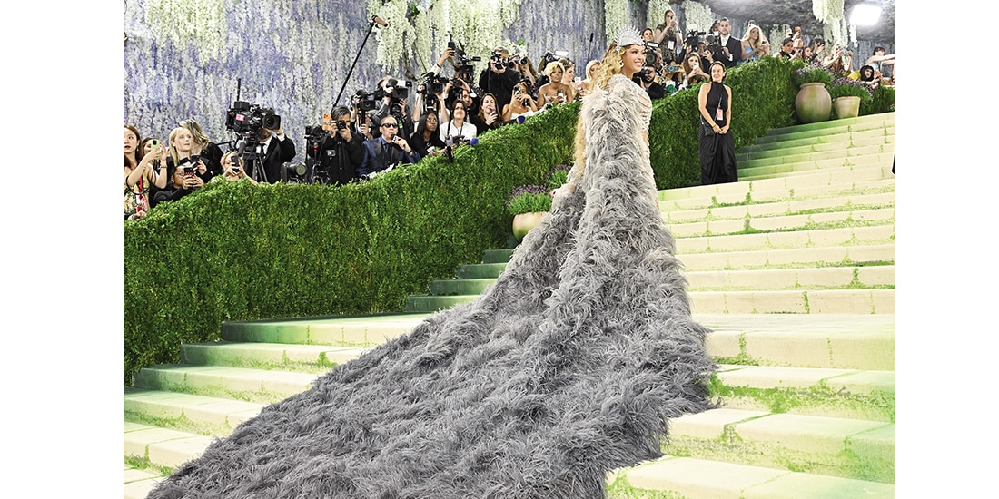 BEYONCÉ DESLUMBRÓ con este look de Rousteing.