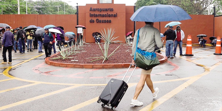 Profesores acordonaron el Aeropuerto Internacional de Oaxaca.