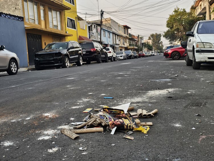 Residuos de pirotecnia quemada el 31 de enero como parte de los festejos de Año Nuevo.