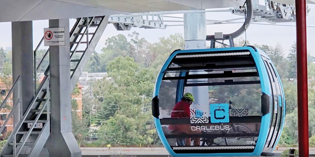 Un ciclista viaja en una cabina de la Línea 3 del Cablebús, el miércoles pasado.