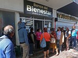 Adultos mayores realizan largas filas de espera en el Banco de Bienestar para poder cobrar su pensión del Programa para el Bienestar de las Personas Adultas Mayores.