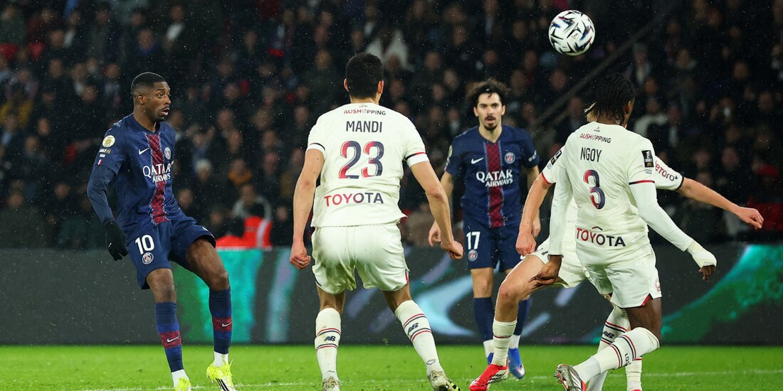 Ousmane Dembélé marcó un descomunal gol en el triunfo del PSG sobre el Lille en la Ligue 1.