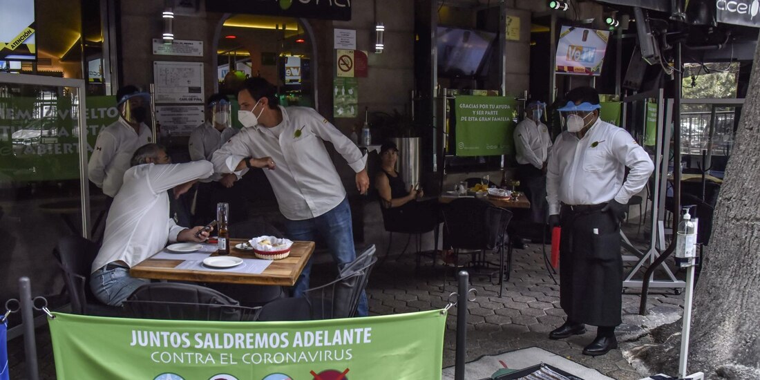 López-Gatell llamó a seguir quedándose en casa; si es necesario salir, insistió en mantener la sana distancia, lavarse las manos y proteger el estornudo..