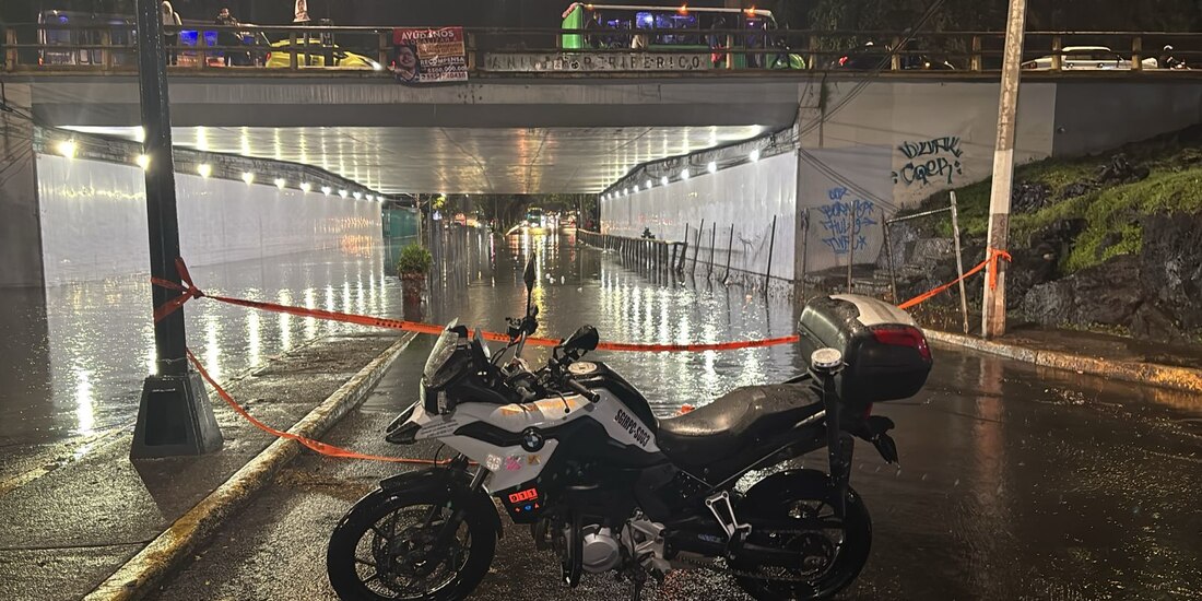 Encharcamiento en la Carretera Picacho-Ajusco por lluvias de este 21 de julio.