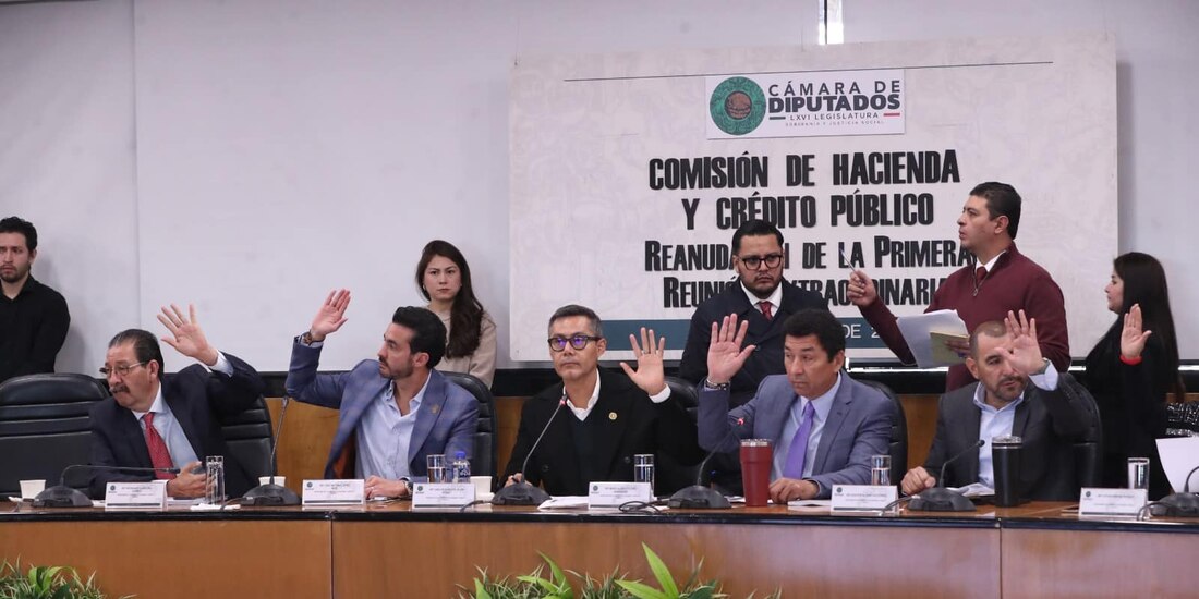 Comisión de Hacienda y Crédito Público, ayer, tras avalar la Ley de Ingresos.