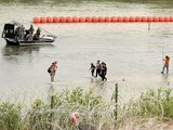 Migrantes intentan cruzar el río Bravo, ayer, donde Texas puso boyas.
