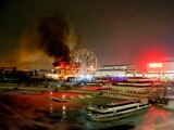Vista del incendio en sala de conciertos en Moscú, después del tiroteo que dejó varios muertos.