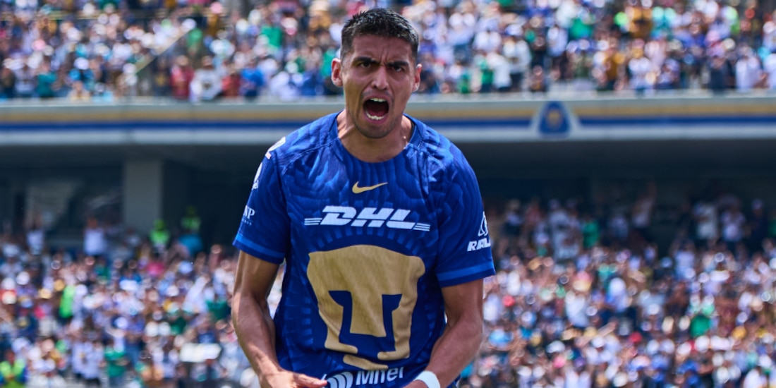 Guillermo Martínez festejando un gol con los Pumas.