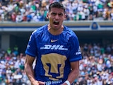 Guillermo Martínez festejando un gol con los Pumas.