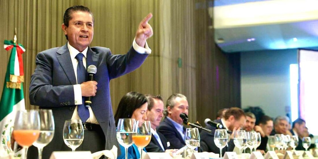 El servidor público debe sumar, no dividir, destaca Giovani Gutiérrez ante empresarios.