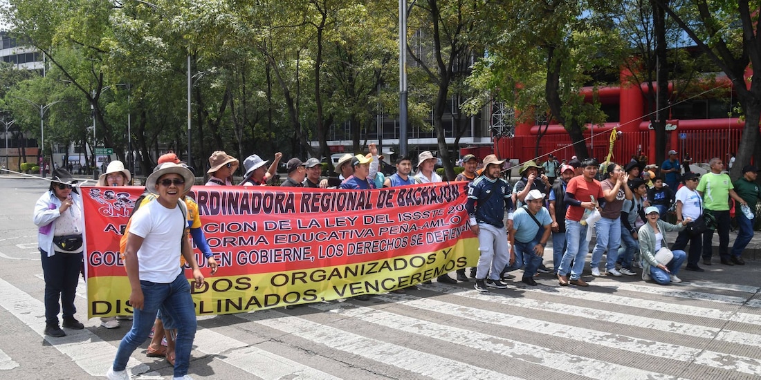 Integrantes de la de la Coordinadora Nacional de Trabajadores de la Educación (CNTE) durante bloqueo