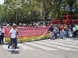 Integrantes de la de la Coordinadora Nacional de Trabajadores de la Educación (CNTE) durante bloqueo