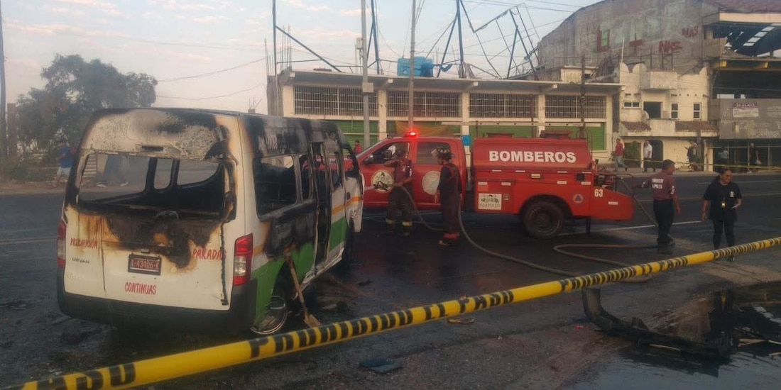 Sujetos armados atacaron e incendiaron la unidad de transporte público sobre la carretera Acapulco-Zihuatanejo.