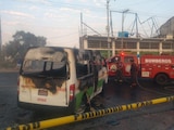 Sujetos armados atacaron e incendiaron la unidad de transporte público sobre la carretera Acapulco-Zihuatanejo.