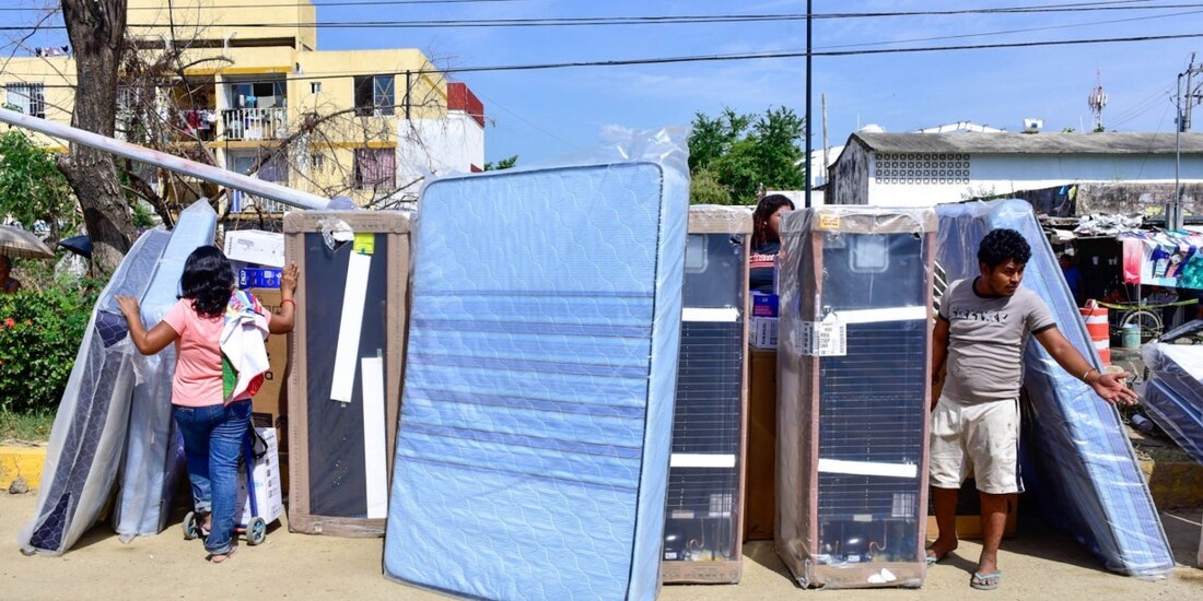 Los enseres consisten un un ventilador, licuadora, colchón, refrigerador, sartenes y una estufa.