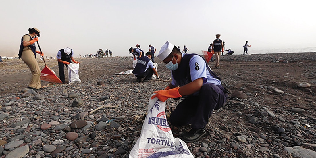 Personal de Grupo Interinstitucional trabaja en la contención de hidrocarburos y reporta playas limpias en el litoral del Golfo de México, en imagen de archivo.