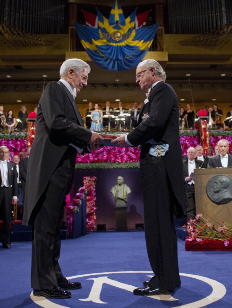 Premio Nobel de Literatura. En 2010 fue galardonado con el máximo reconocimiento en Estocolmo.