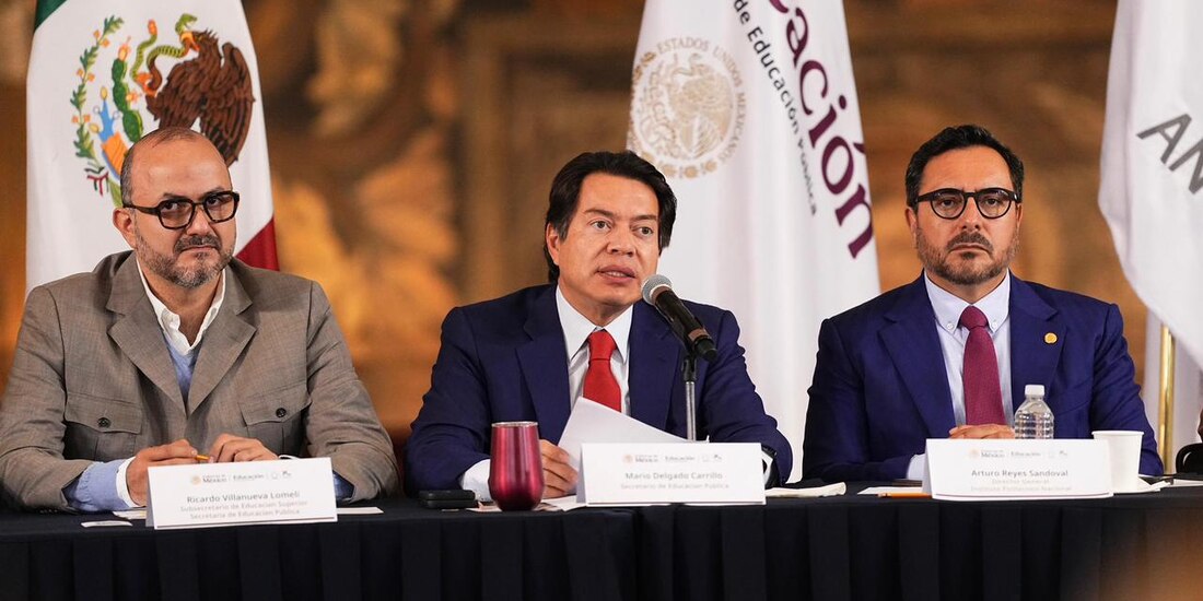 Al centro, el titular de la SEP, Mario Delgado.
