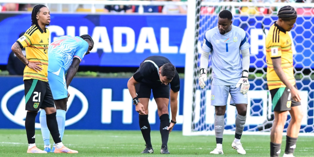 Árbitro se lesiona en pleno partido.