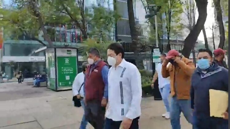 Mario Delgado es perseguido por militantes michoacanos hasta el Senado.