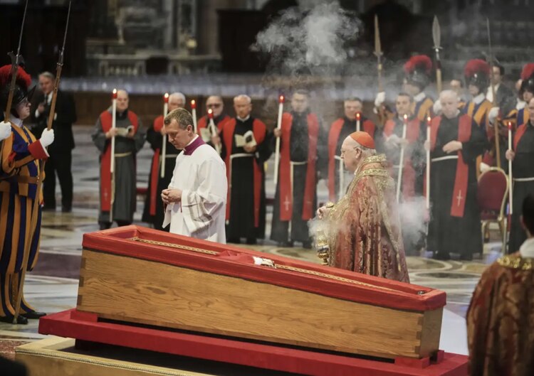 El cuerpo del Papa Francisco yace en la Basílica de San Pedro del Vaticano, ayer.