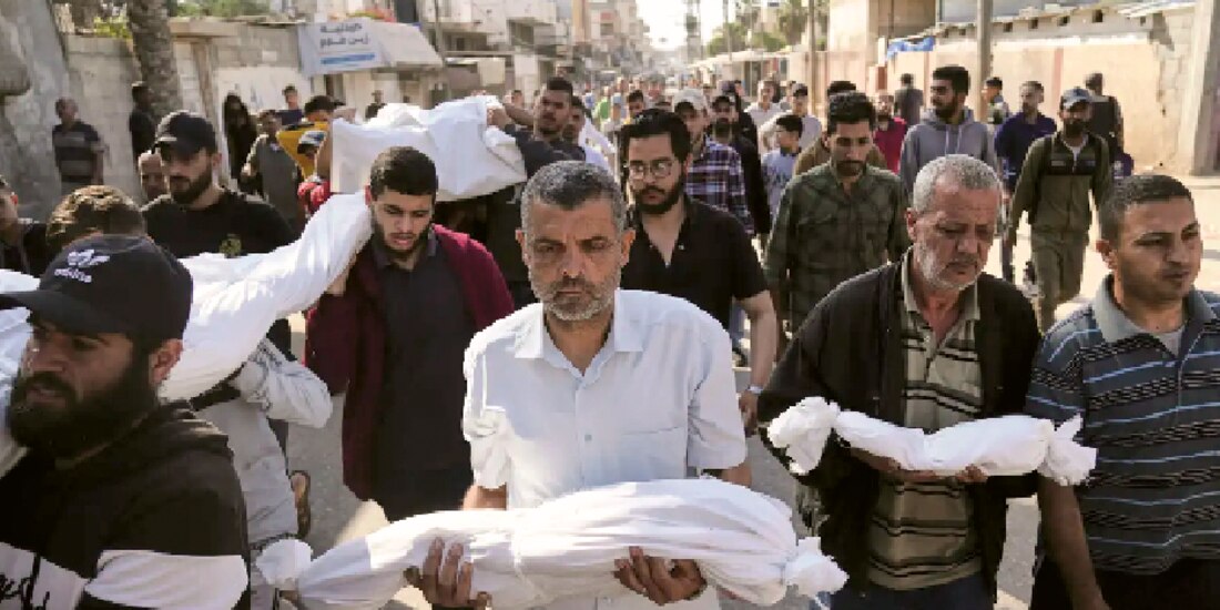 Palestinos cargan los cuerpos de sus familiares, incluidos niños que murieron en un ataque aéreo del ejército israelí, ayer.