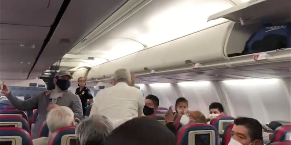 El Presidente desciende el avión acompañado por agentes del US Customs and Border Protection